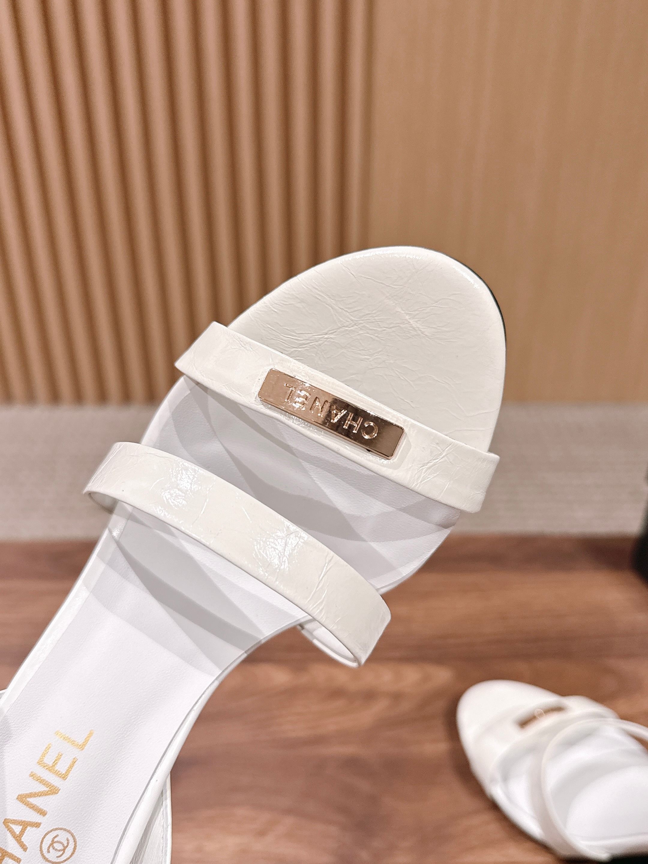 CC 26SS Gold Buckle Strappy High-Heeled 85 Sandals White in Cowhide 692566