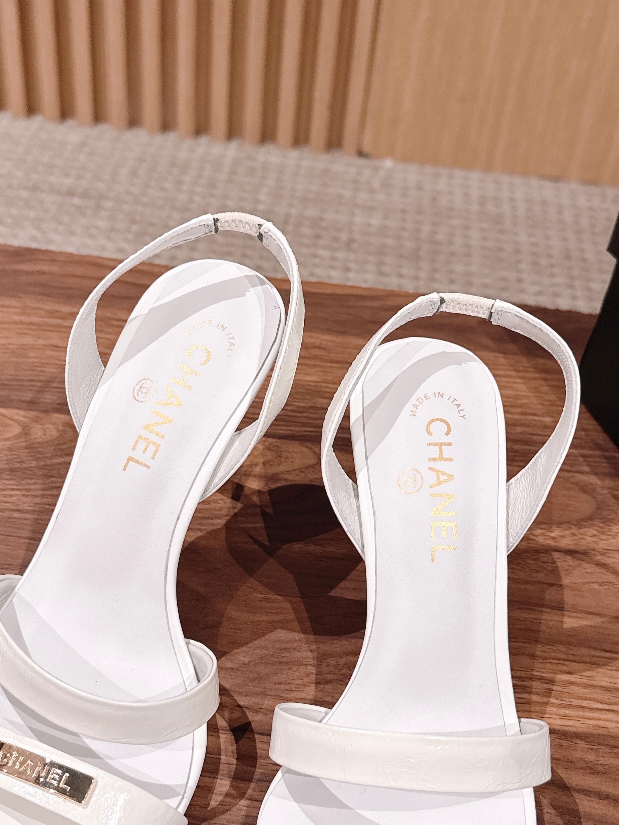 CC 26SS Gold Buckle Strappy High-Heeled 85 Sandals White in Cowhide 692566