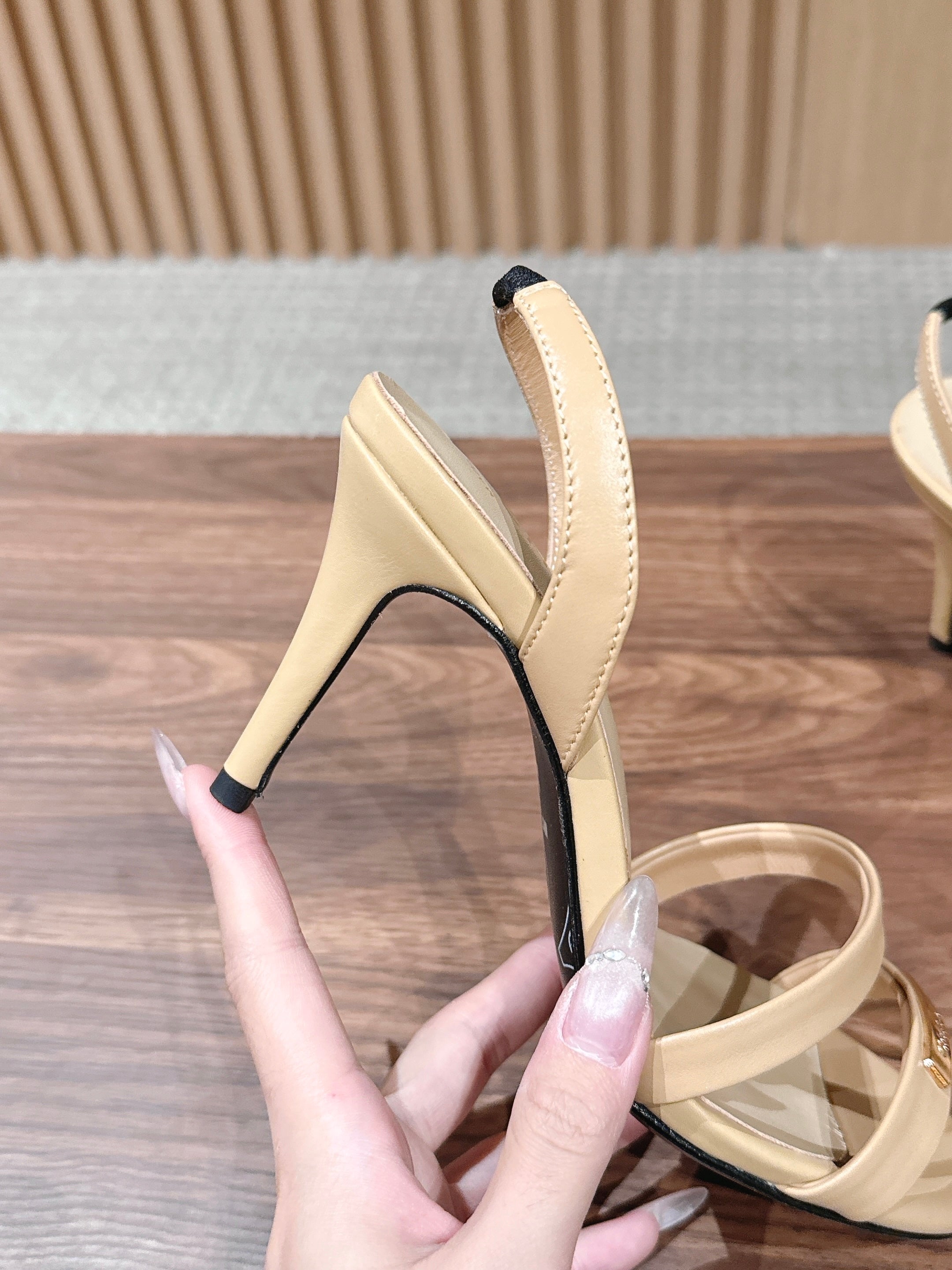 CC 26SS Gold Buckle Strappy High-Heeled 85 Sandals Light Beige in Cowhide 692565