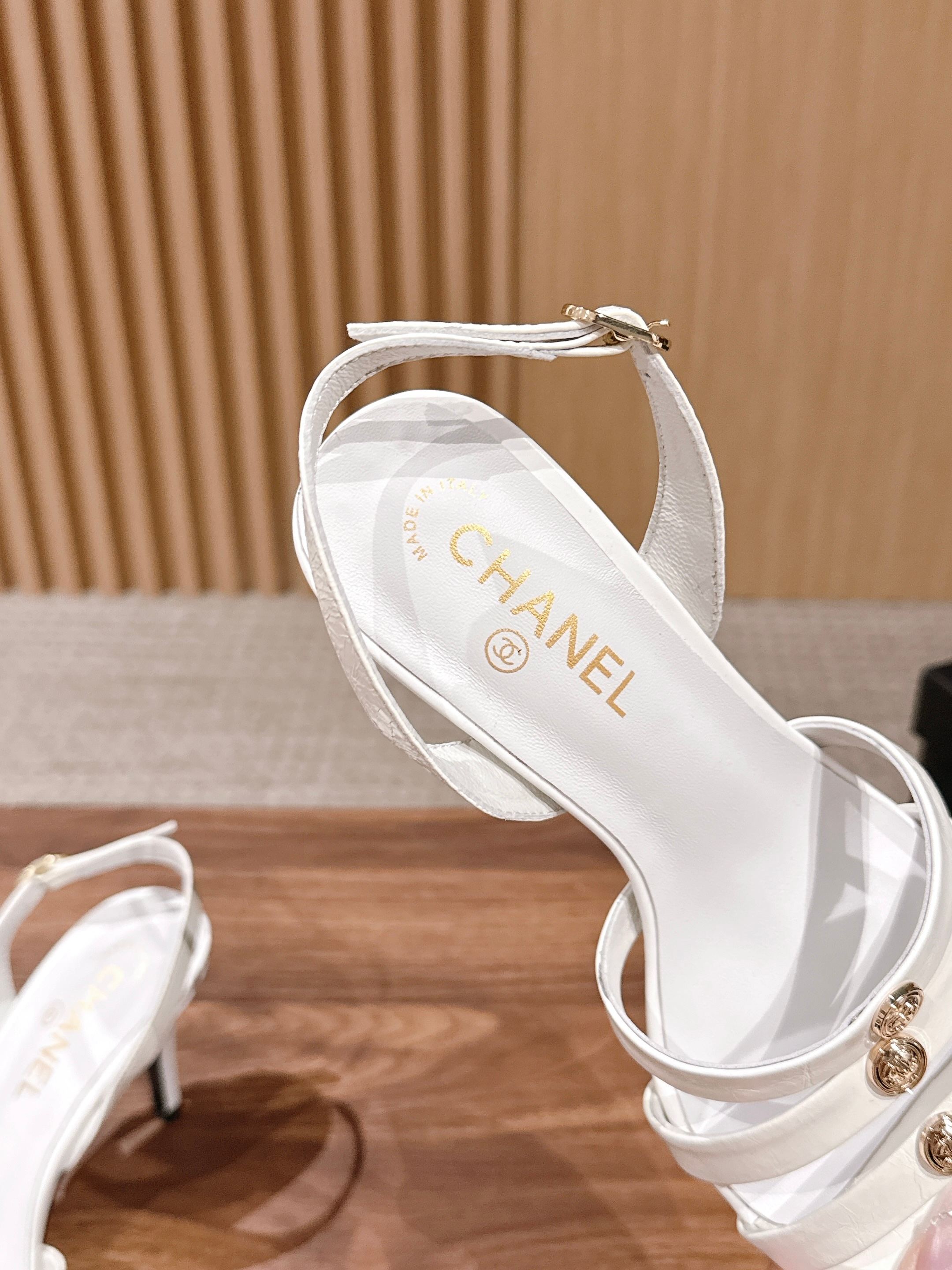 CC 26SS  Strappy High-Heeled 85 Sandals White in Cowhide 692562