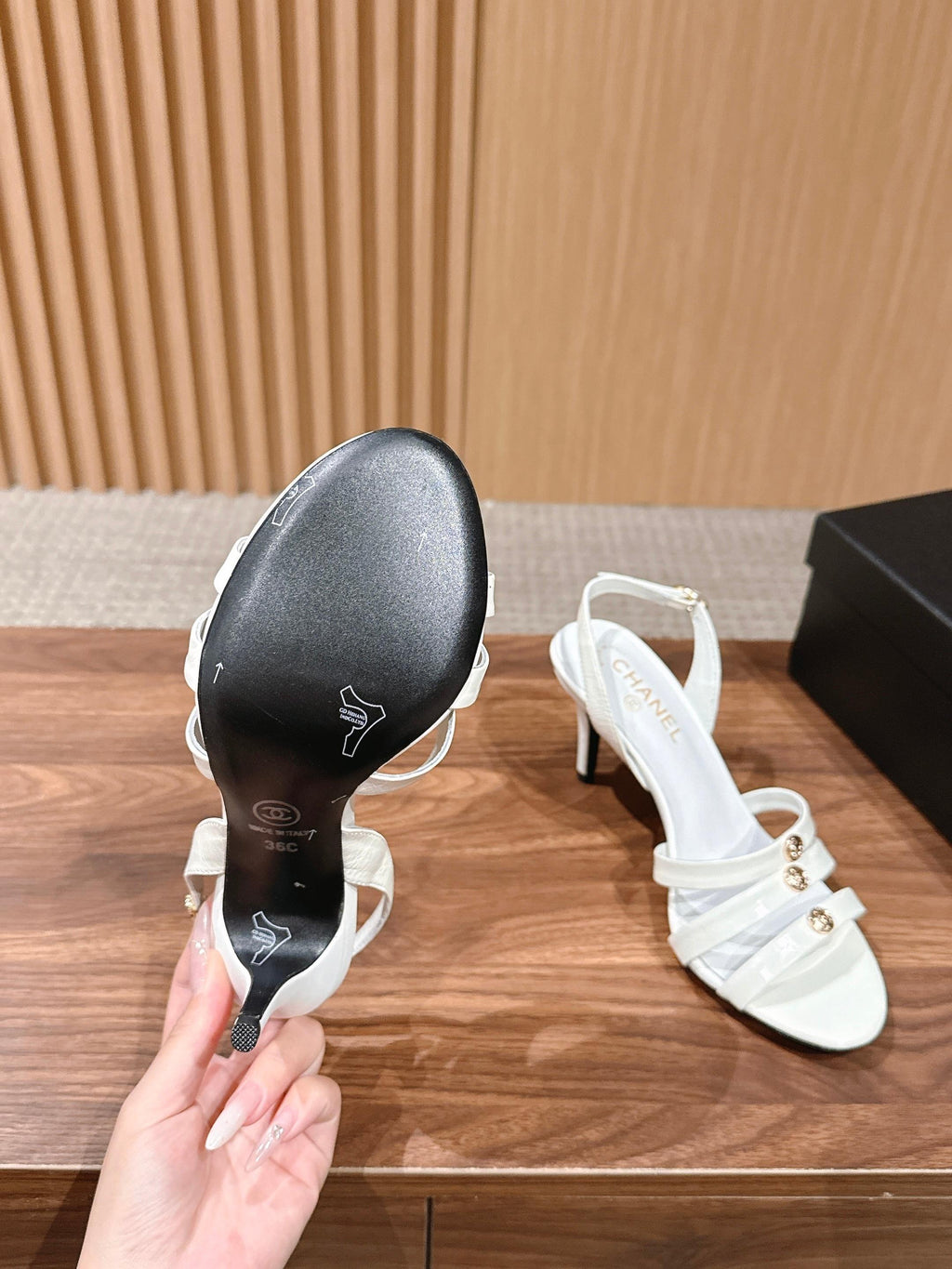 CC 26SS  Strappy High-Heeled 85 Sandals White in Cowhide 692562