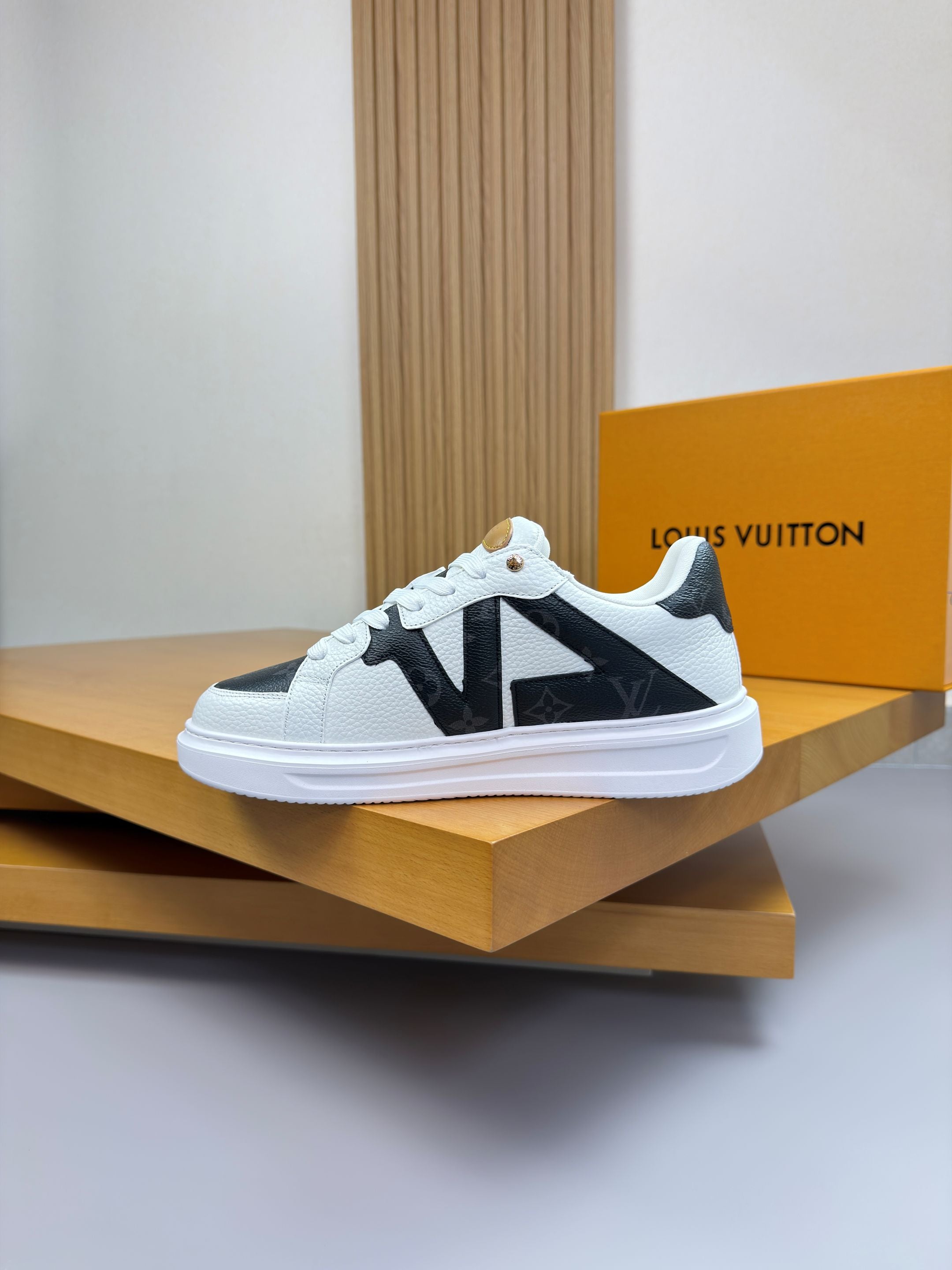 LV high-quality casual white black sneakers 194601