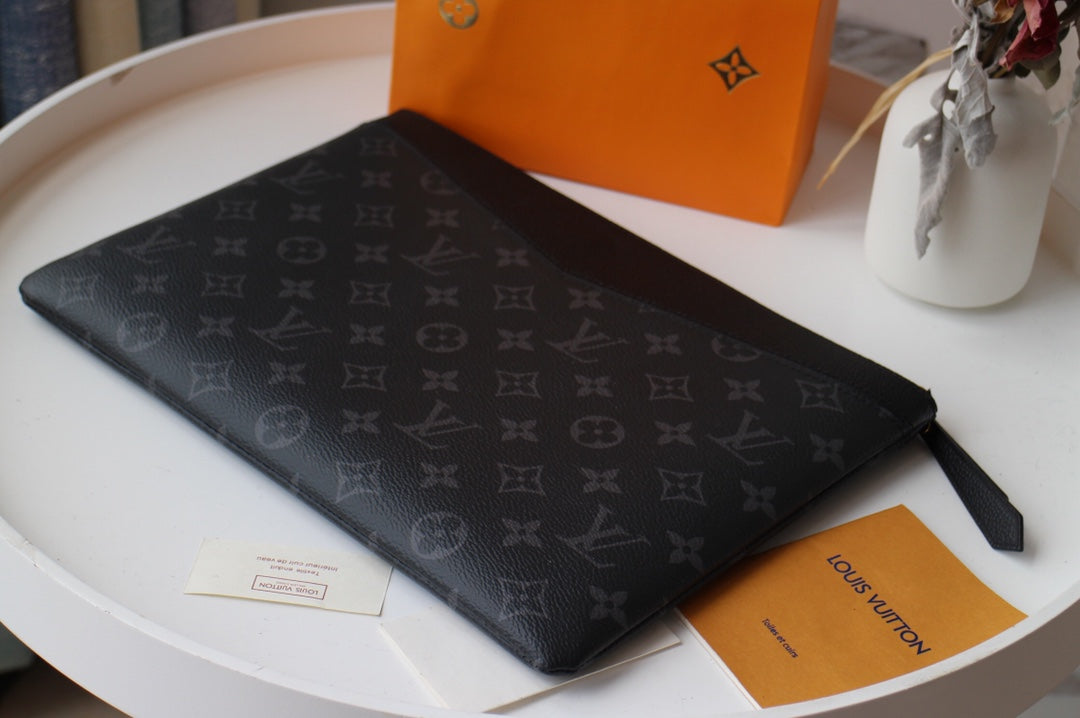 LV M62048 Daily Pouch Black Monogram Canvas & Cowhide