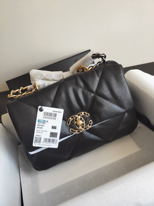 19 FLAP BAG BLACK GOATSKIN GOLD HARDWARE