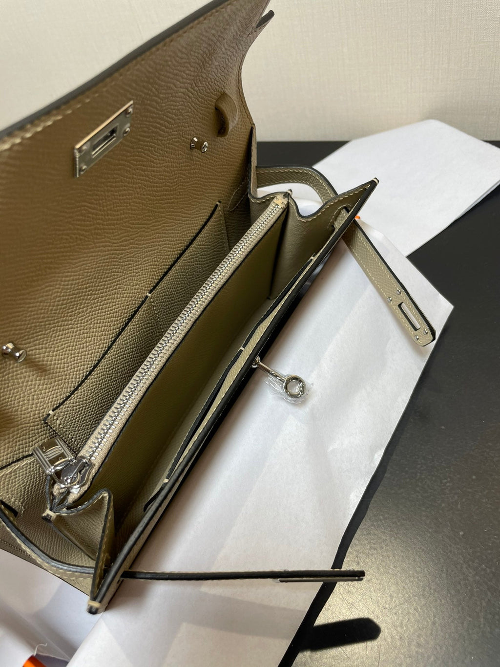 kelly to go wallet 20.5 lichen epsom silver hardware