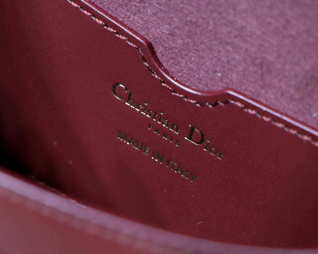 MEDIUM CD BOBBY 22CM WINE CALFSKIN GOLD HARDWARE