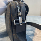 MEDIUM MESSENGER BAG 23 IN BLACK TRIOMPHE CANVAS