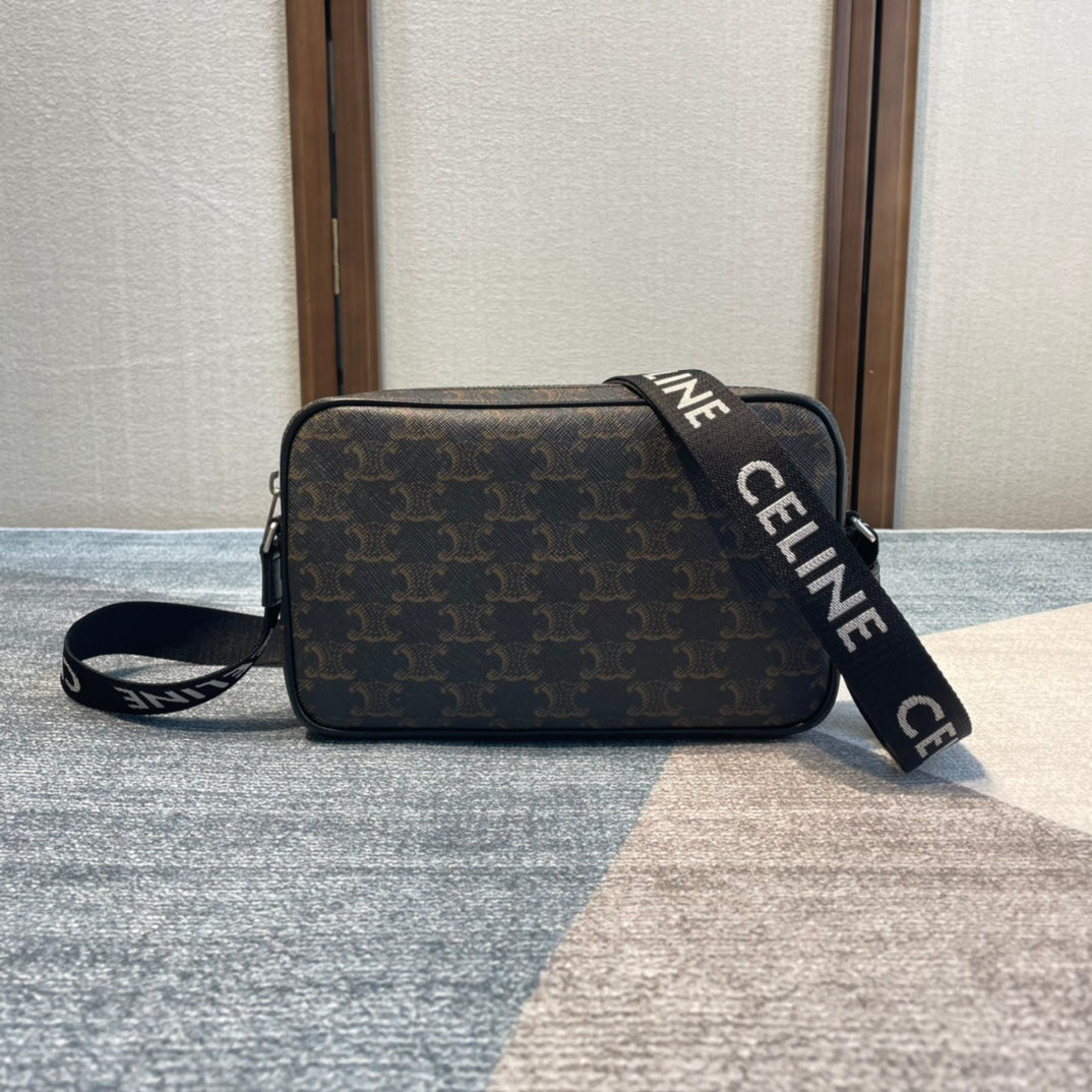 MEDIUM MESSENGER BAG 23 IN BLACK TRIOMPHE CANVAS