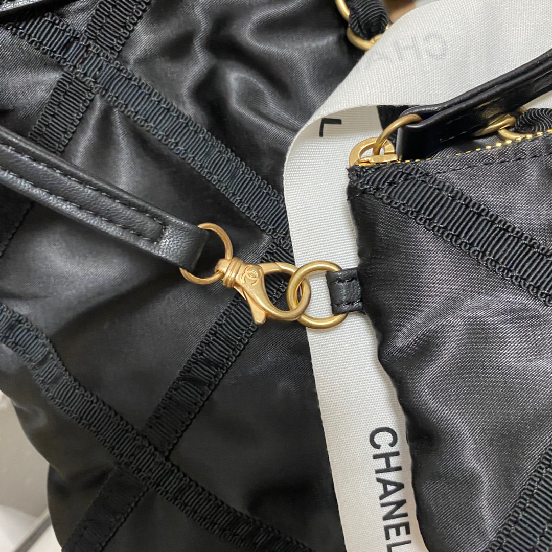 TOTE BAG 42 IN BLACK NYLON GOLD HARDWARE