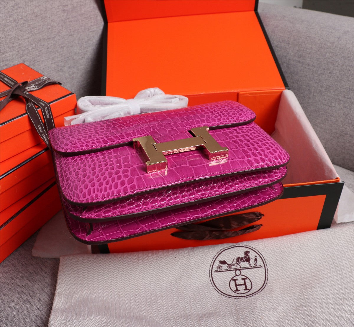 HM CONSTANCE 23 BARBIE PINK CROCODILE EMBOSSED CALFSKIN GOLD HARDWARE