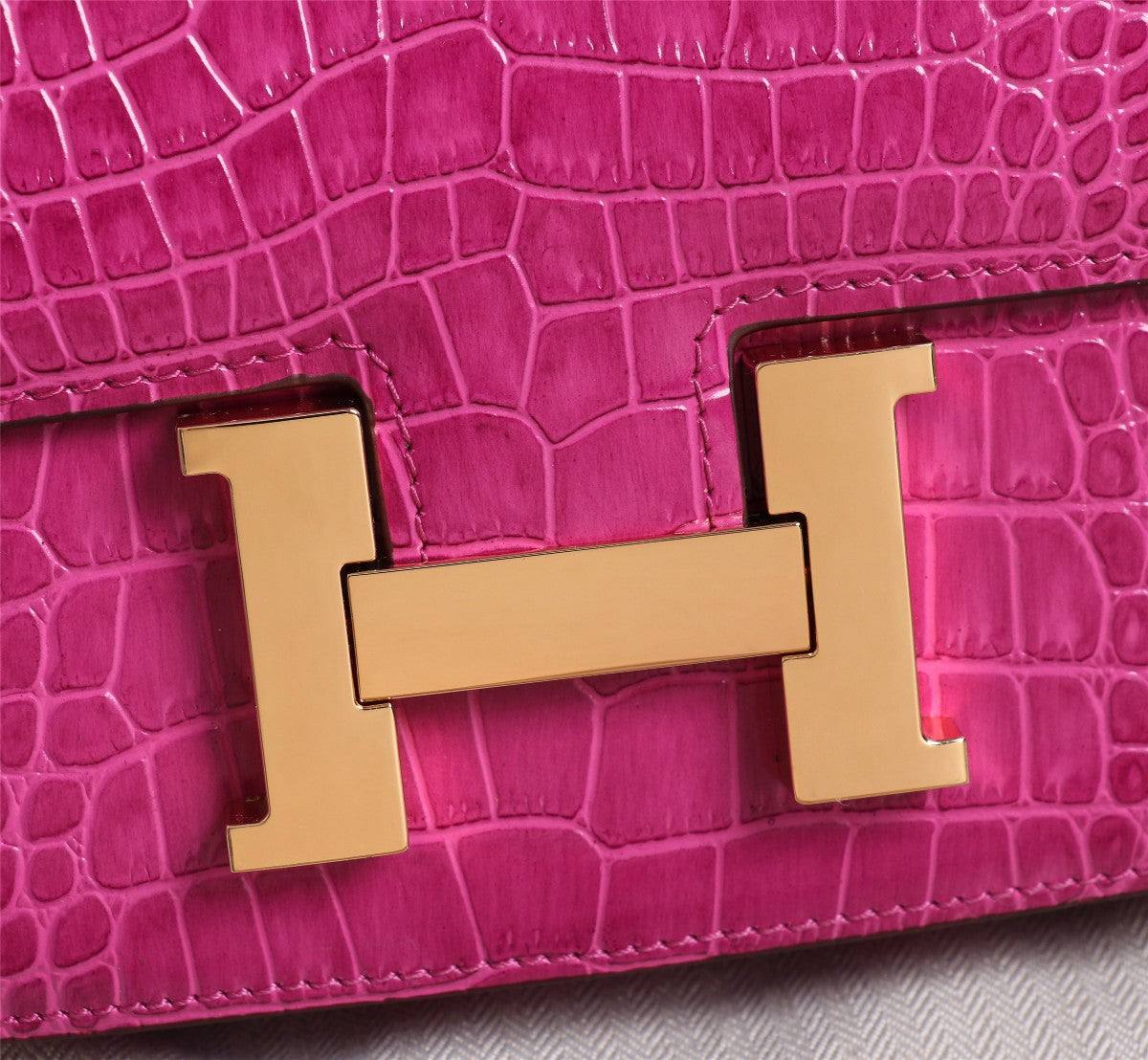 HM CONSTANCE 23 BARBIE PINK CROCODILE EMBOSSED CALFSKIN GOLD HARDWARE