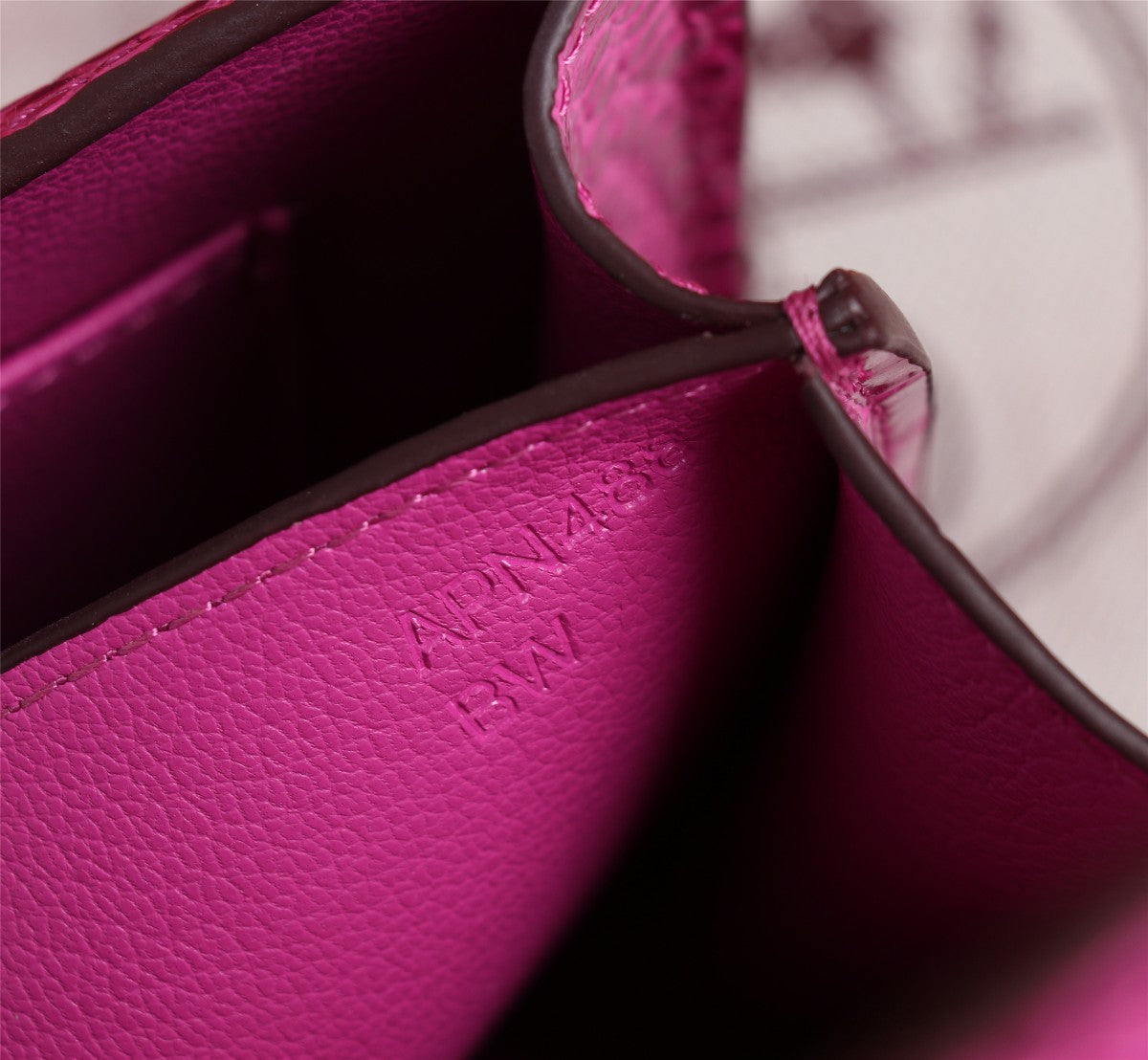 HM CONSTANCE 23 BARBIE PINK CROCODILE EMBOSSED CALFSKIN GOLD HARDWARE