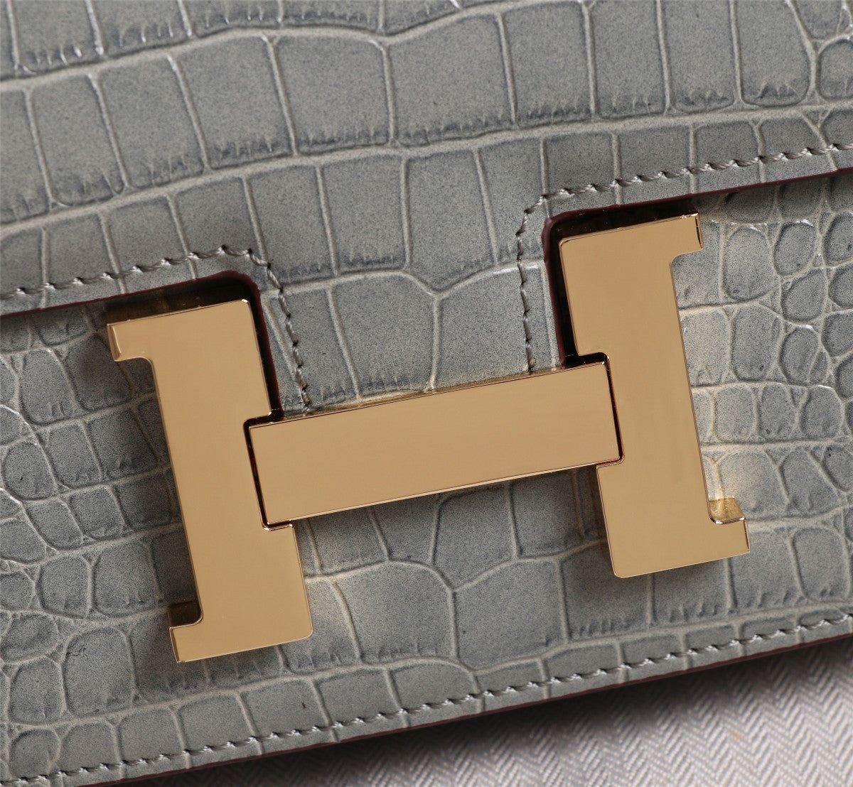 HM CONSTANCE 23 LIGHT GREY CROCODILE EMBOSSED CALFSKIN GOLD HARDWARE