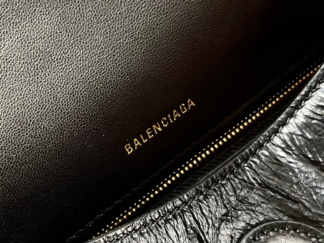 DOWNTOWN SHOULDER BAG 29 IN BLACK WAXED SHEEPSKIN GOLD HARDWARE