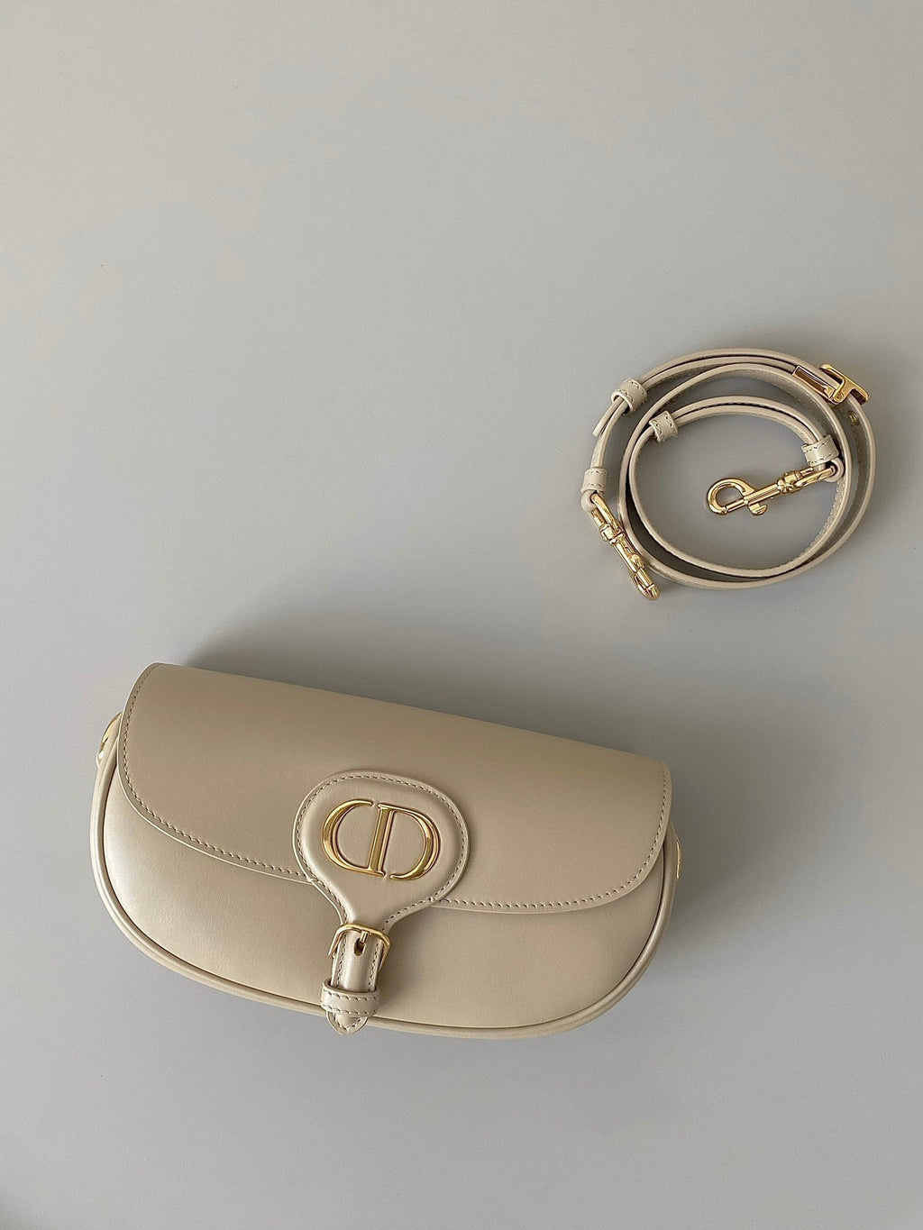 medium cd east west 22cm beige calfskin ghw