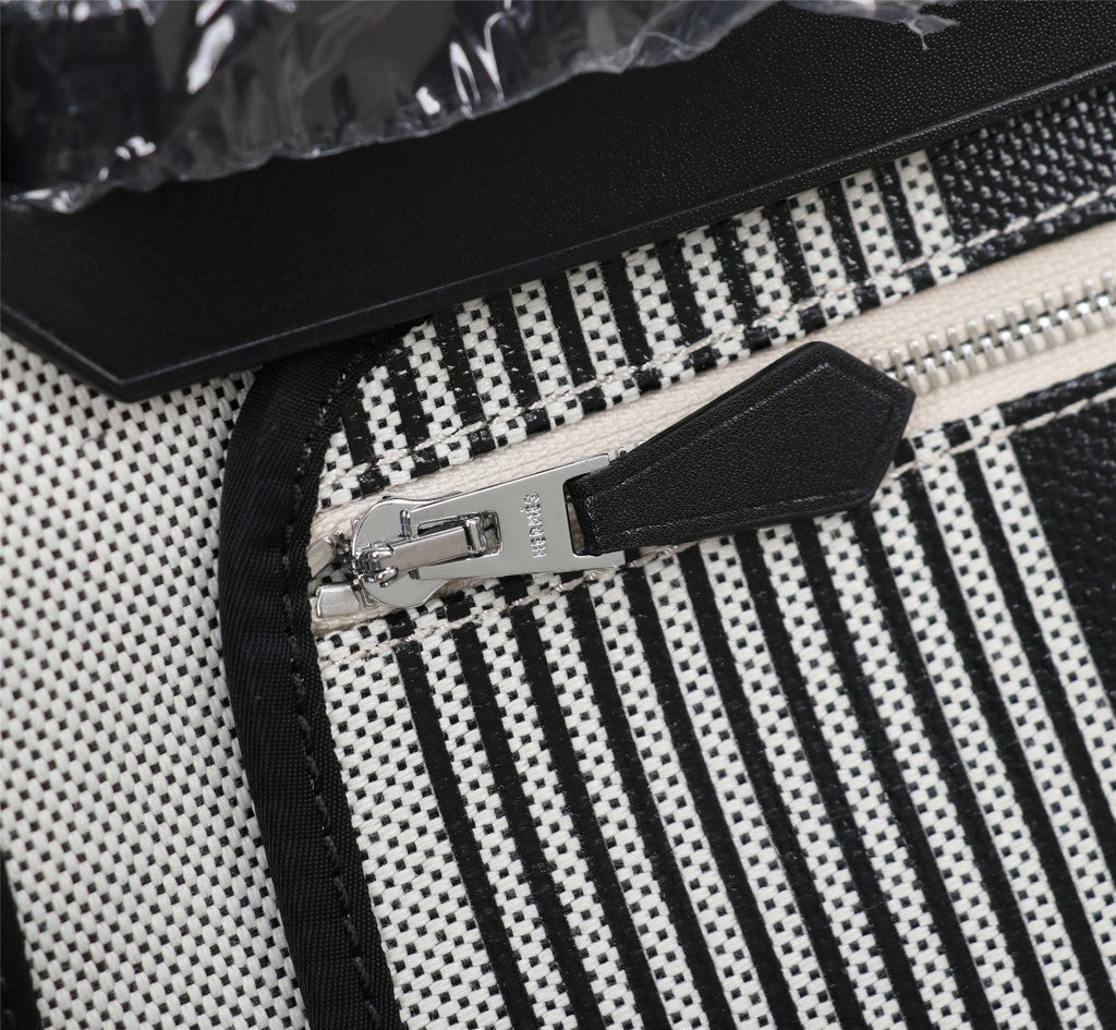 HM HERBAG ZIP 31 BLACK AND WHITE LINE MOTIF CANVAS
