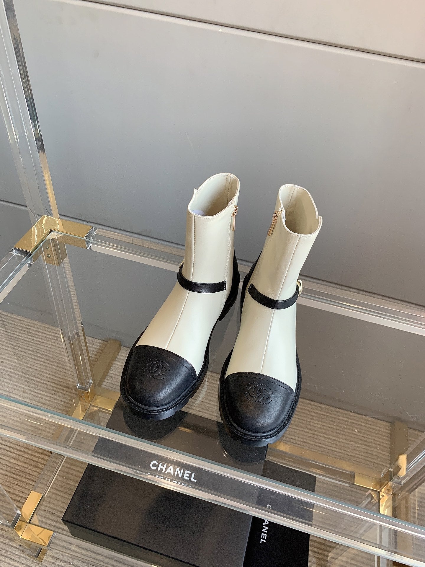 CC Front-Strap Ankle Boots 35mm Black White Sheeepskin 464553
