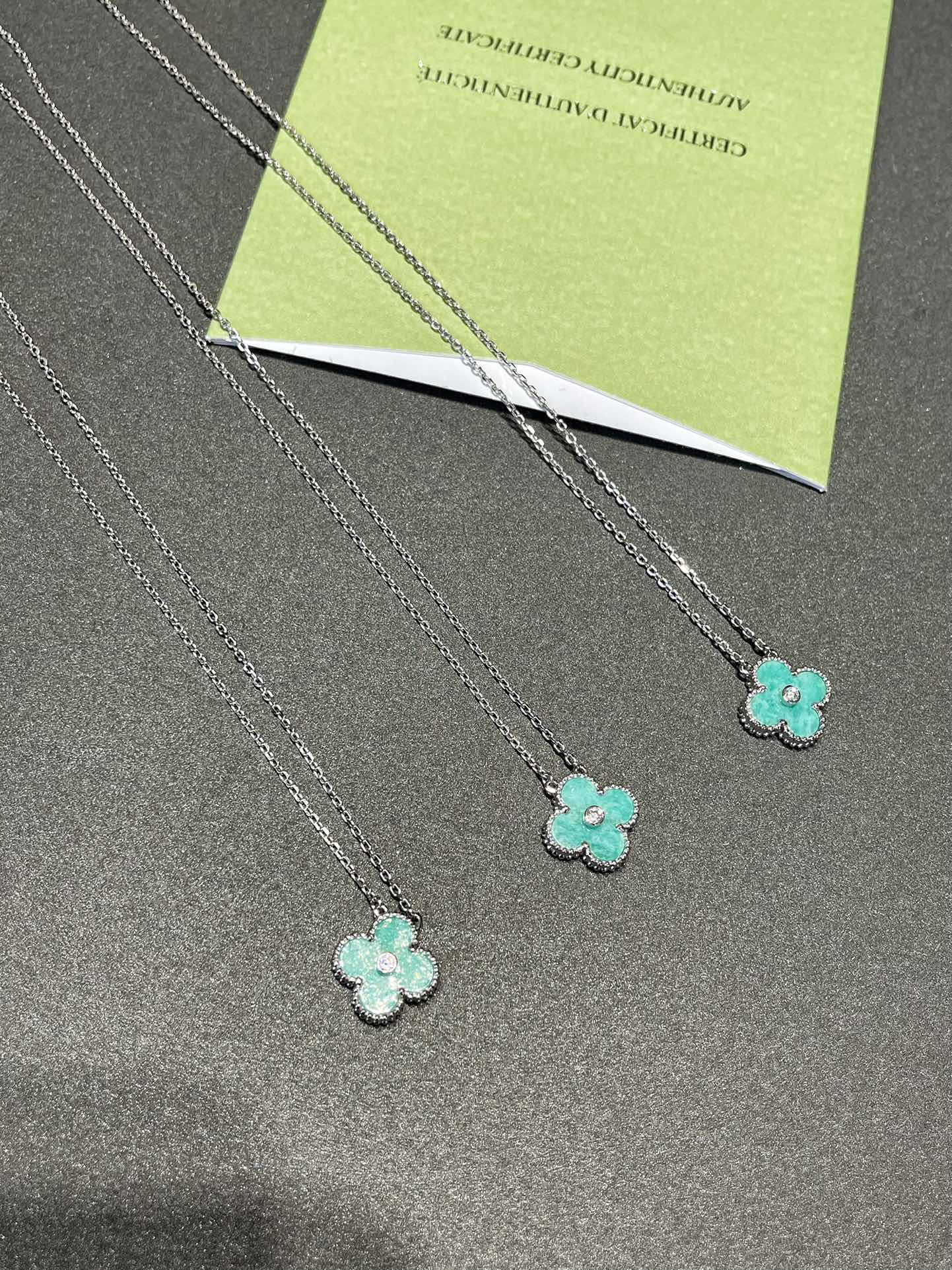 VCA Clover    Turquoise Sliver 1 Diamond Necklace