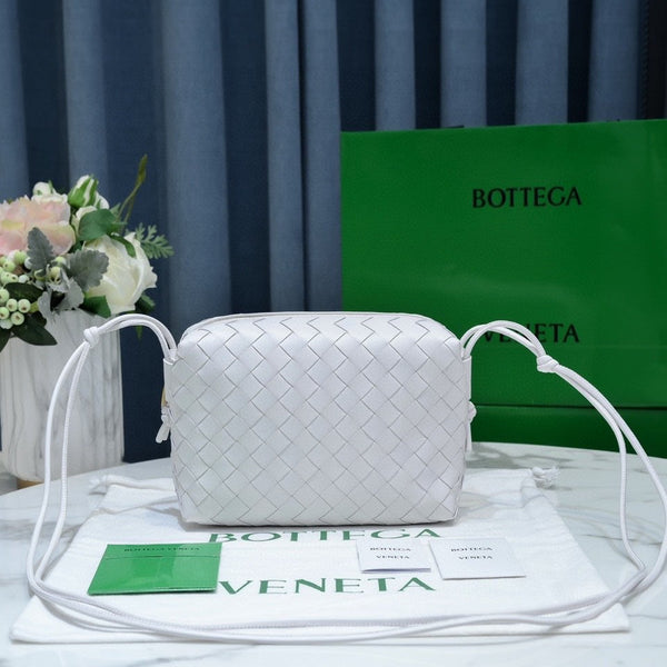 BV LOOP SMALL 23CM WHITE CALFSKIN