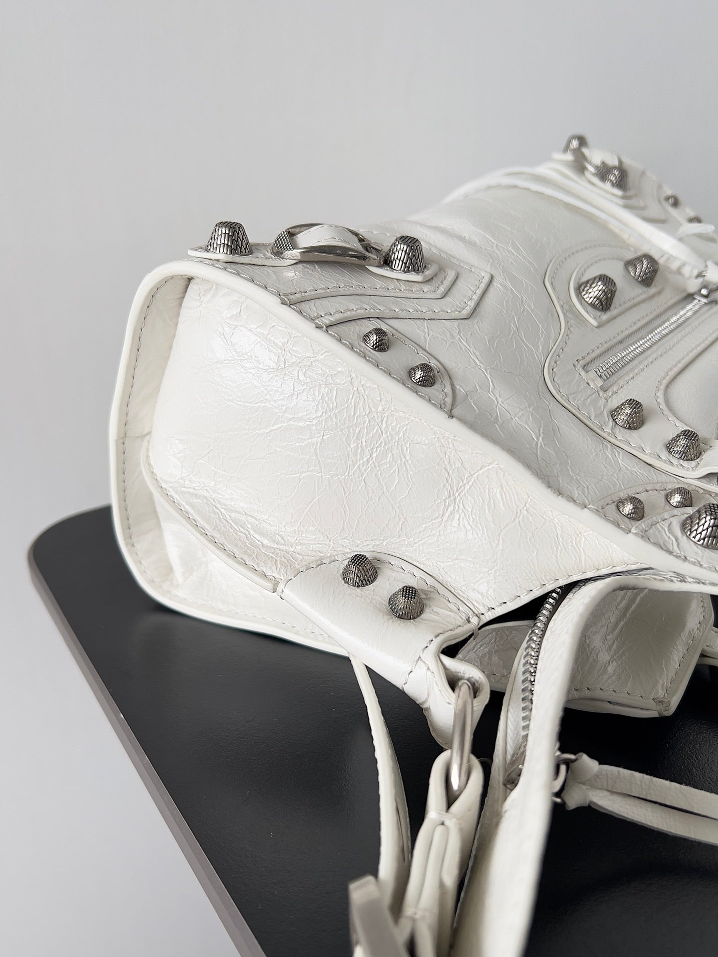 Balenciaga Neo Cagole scooter bag white lambskin 555322