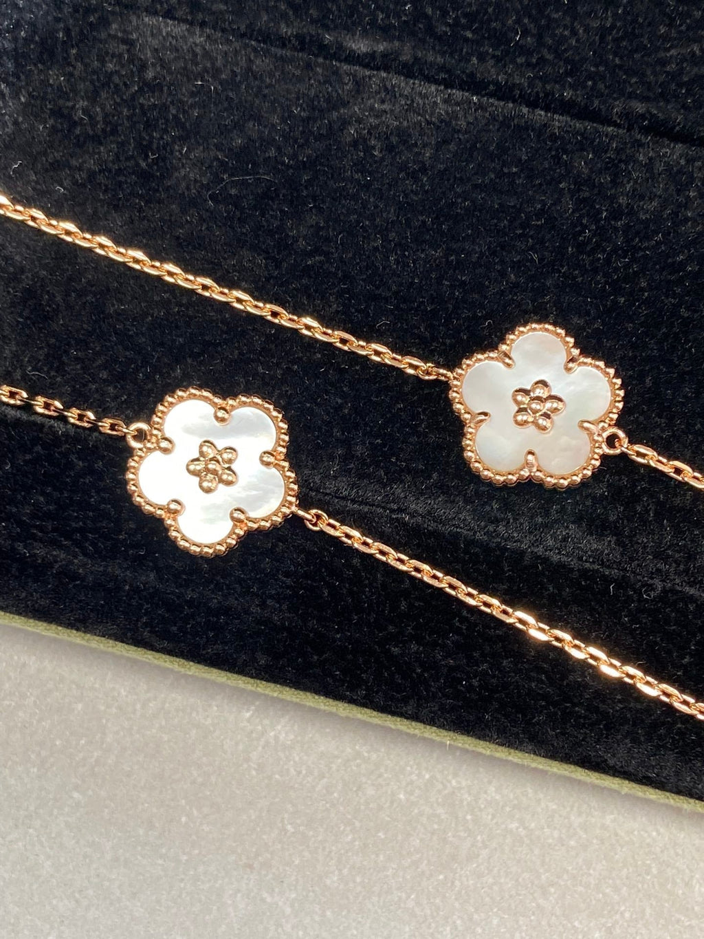 VCA Lucky Spring Flower White Mop 1 Diamond Pink Gold Bracelet