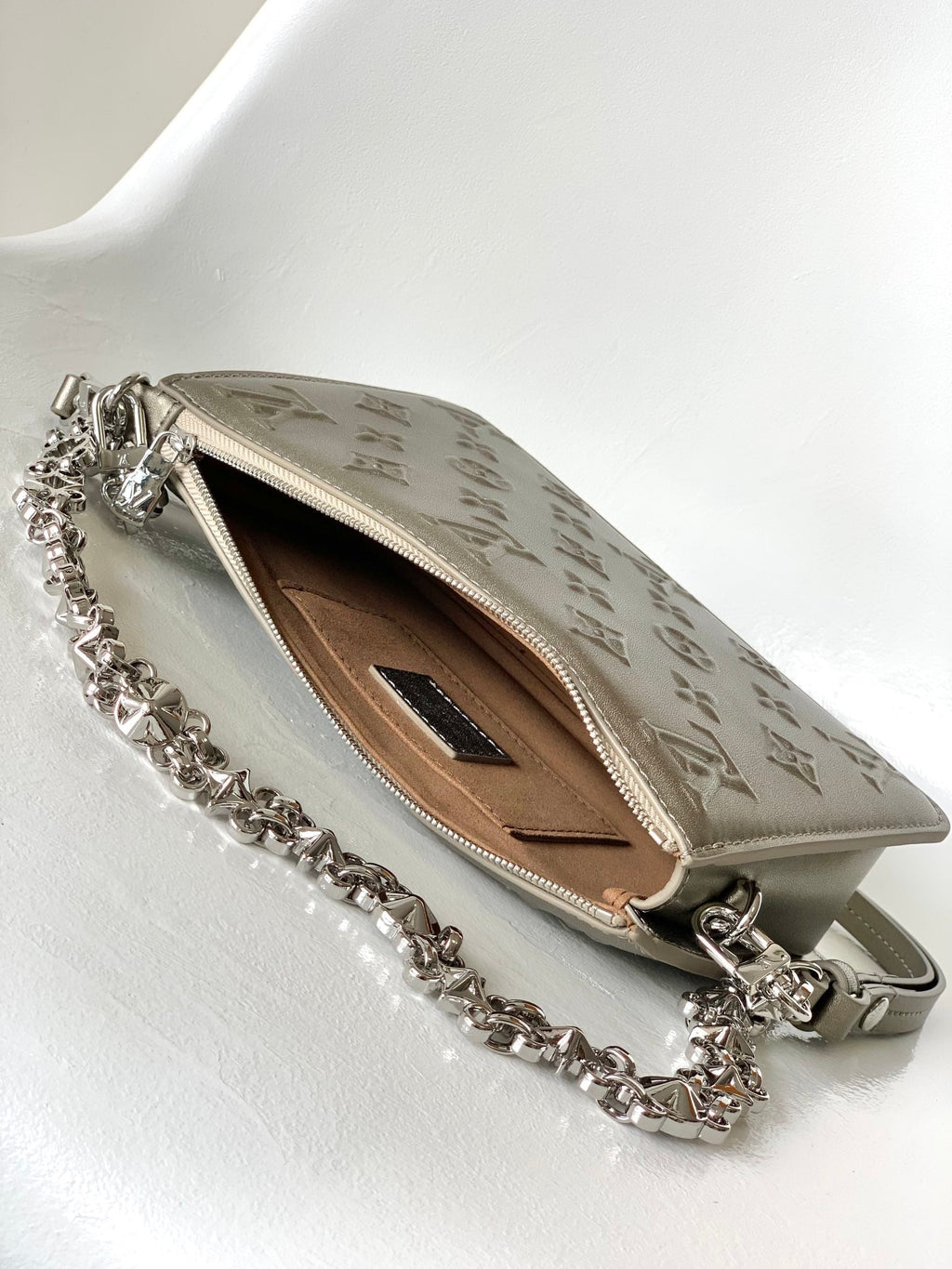 LV Lexington Pochette Shoulder Bag 21.5 Metallic Sliver Monogram Embossed Cafskin