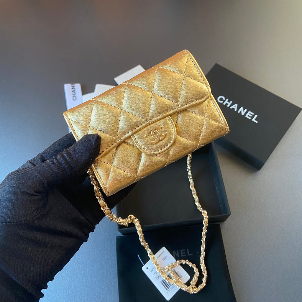 CC 24 Classic Wallet On Chain 11cm Golden Sheepskin  235161