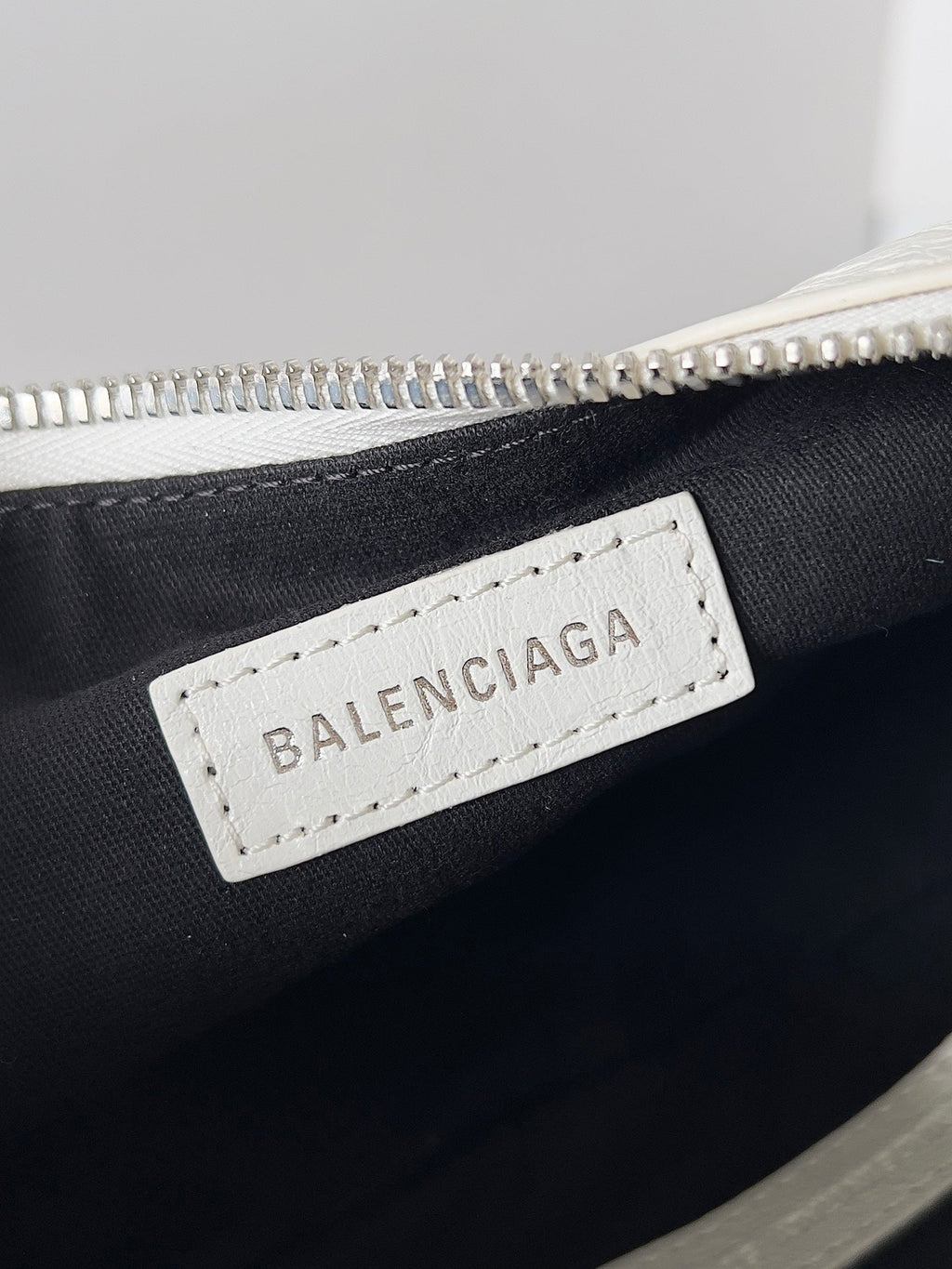 LE CAGOLE XS SHOULDER BAG 26 IN WHITE ARENA LAMBSKIN WITH PIERCING SILVER HARDWARE