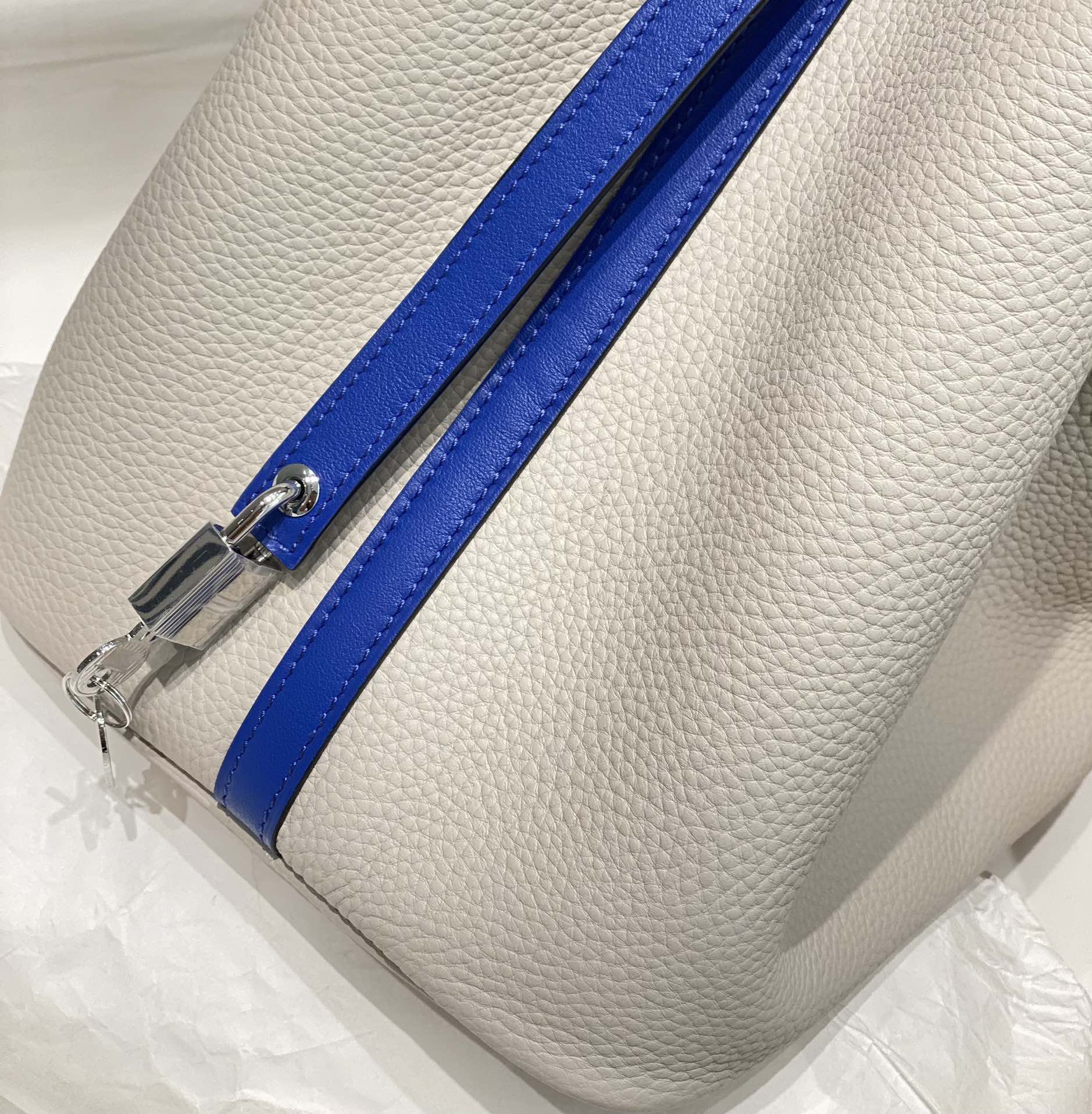 HM PICOTIN LOCK 22 WHITE AND COBALT TOGO LEATHER