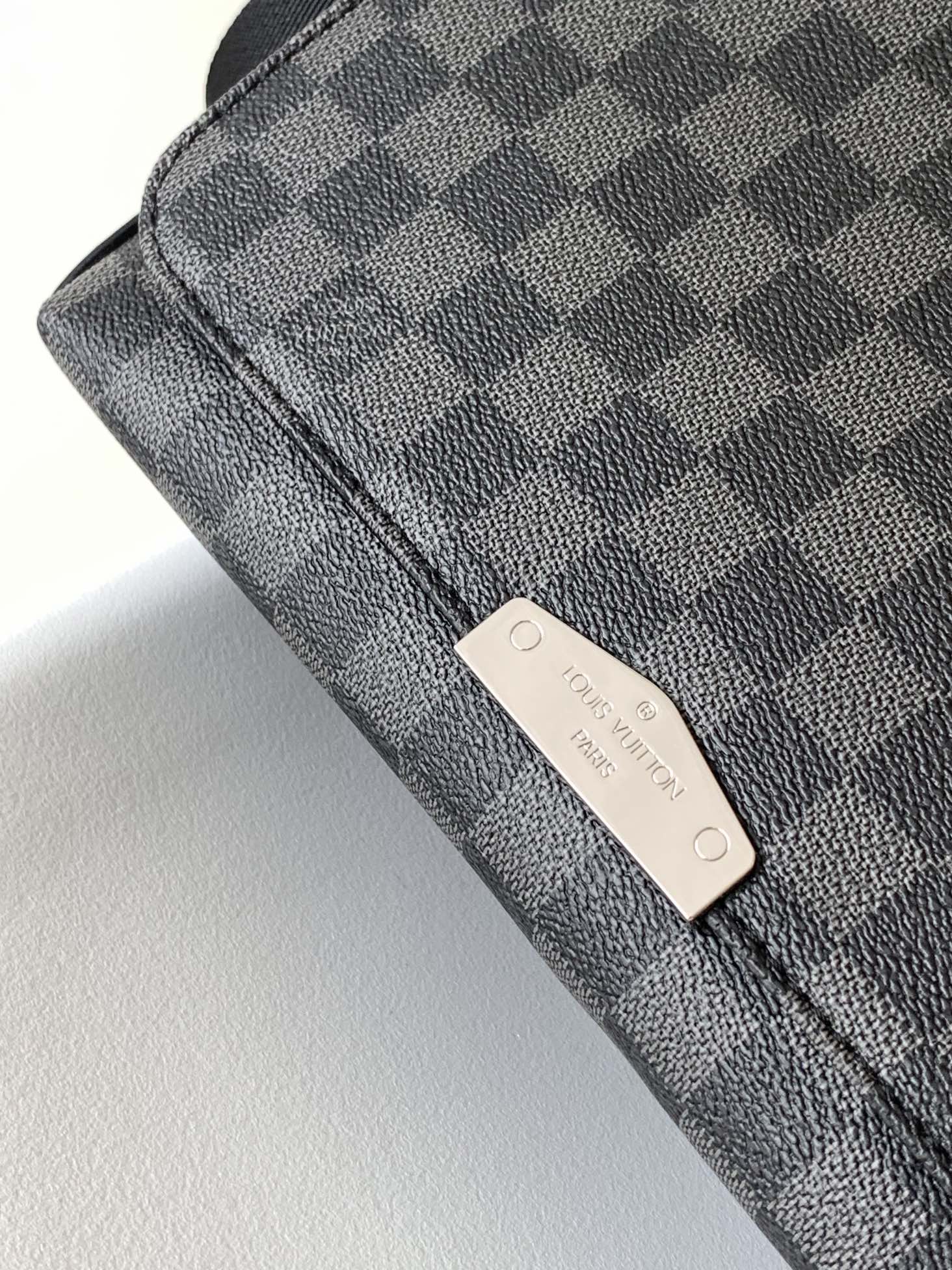 LV District PM Messenger 25cm Black Damier Graphite Canvas