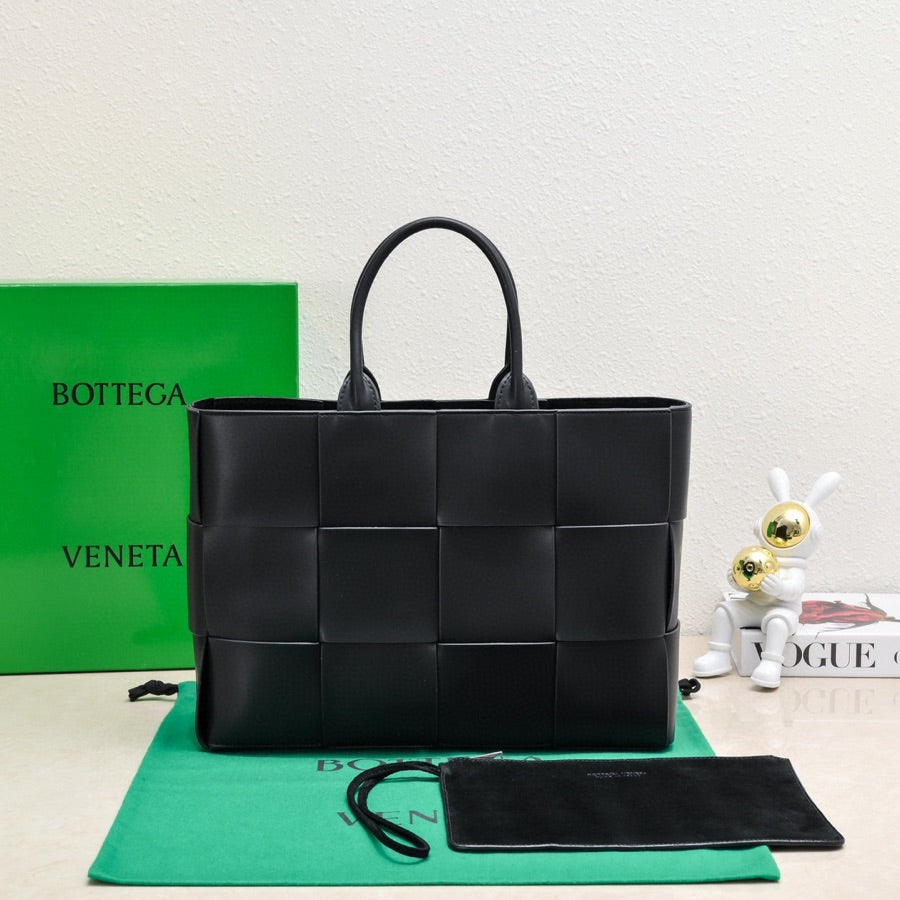 BV Medium Arco Tote 38cm Intreccio Leather