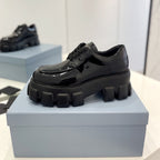 MONOLITH LACE-UP LOAFER IN BLACK GLOSSY CALFSKIN ATTACHED TRIANGLE LOGO
