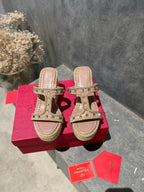 ROCKSTUD LAMINATED NAPPA WEDGE SANDAL 100 MM ROSE BROWN