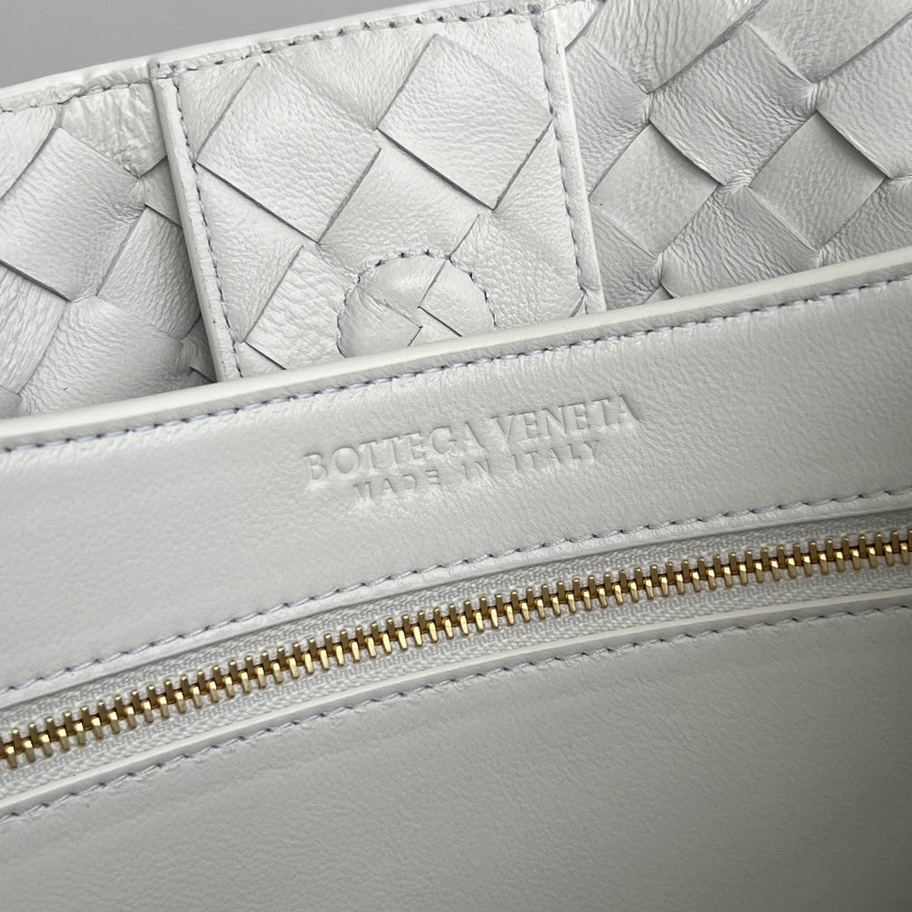 bv medium andiamo 32 light green lambskin