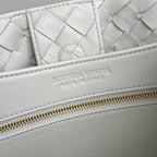 bv medium andiamo 32 light green lambskin