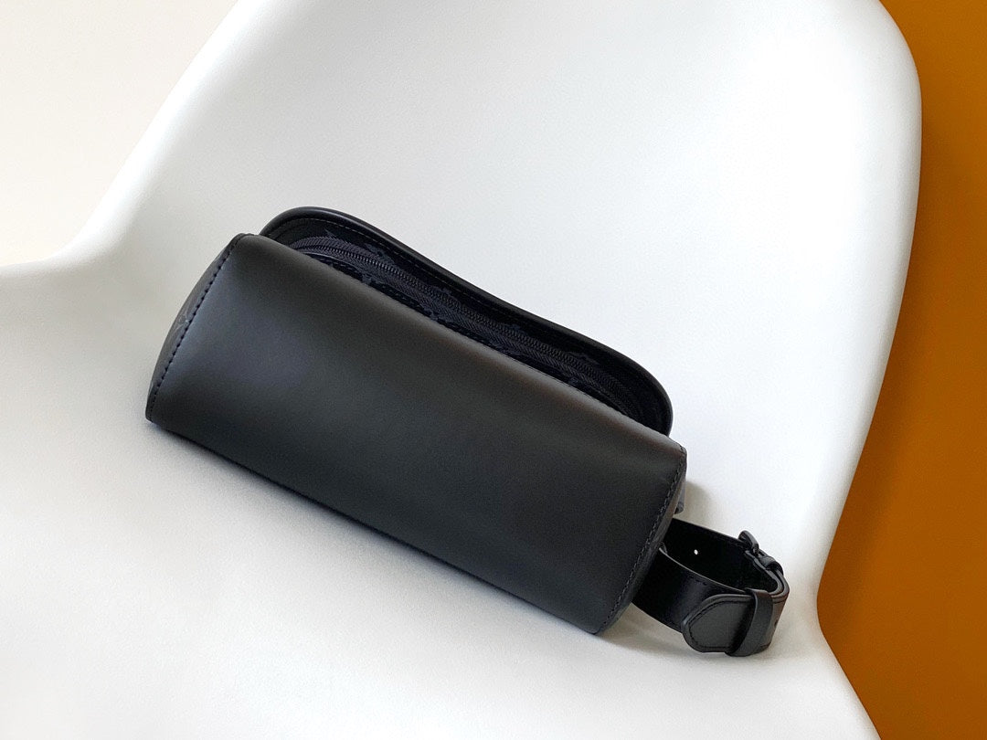 LV Pulse Messenger 26.6cm Black Monogram Eclipse Reverse Canvas