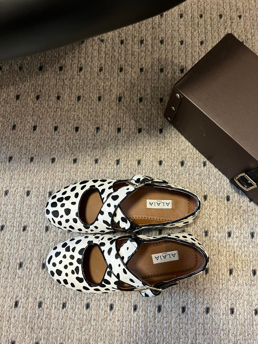 Alaia 25 Criss Cross With Stud Ballet Flats Black White Suede Sheepskin 303694