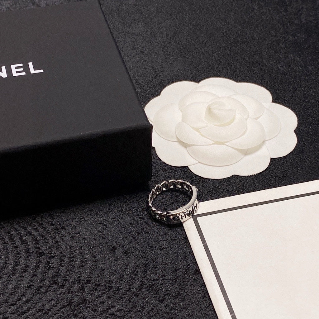CC  RING LETTER DOUBLE C IN SILVER DIAMOND BLACK EMBOSSED LOGO