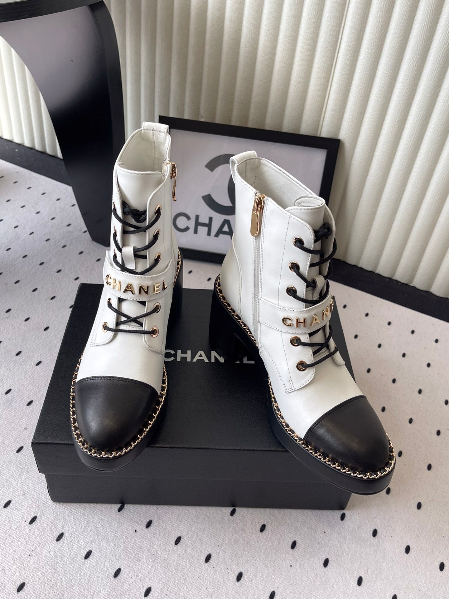 CC Buckle Ankel Boots With Chain 100mm White Black Sheepskin GHW 432501
