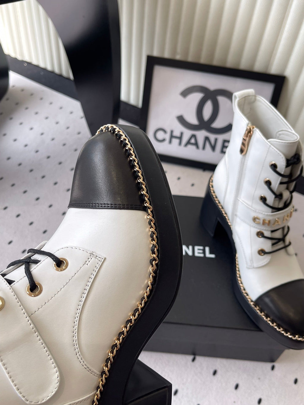 CC Buckle Ankel Boots With Chain 100mm White Black Sheepskin GHW 432501