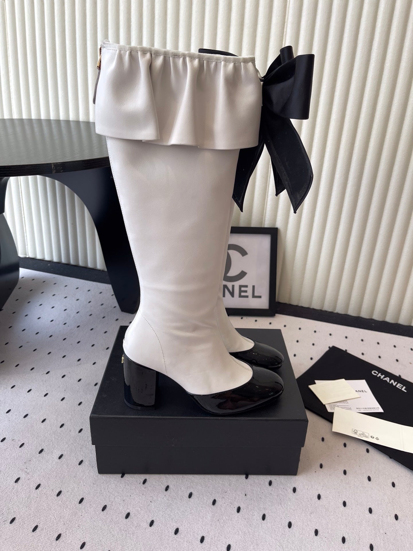 CC 25 Bow Elastic Boot White Black Lambskin 514028