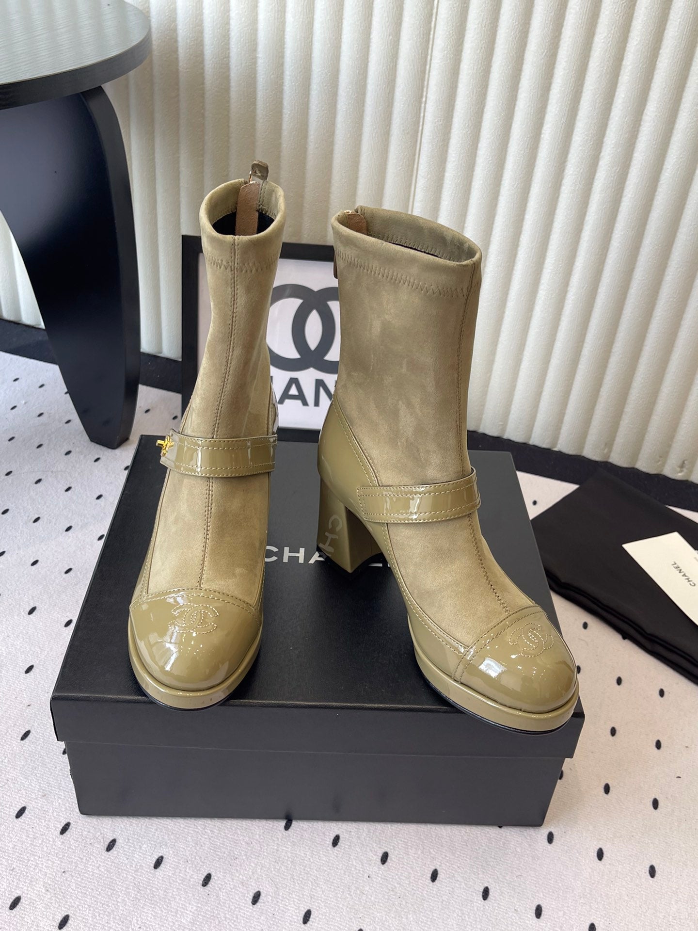 CC 25 Short Boot Olive Green Suede Patent Leather 514104