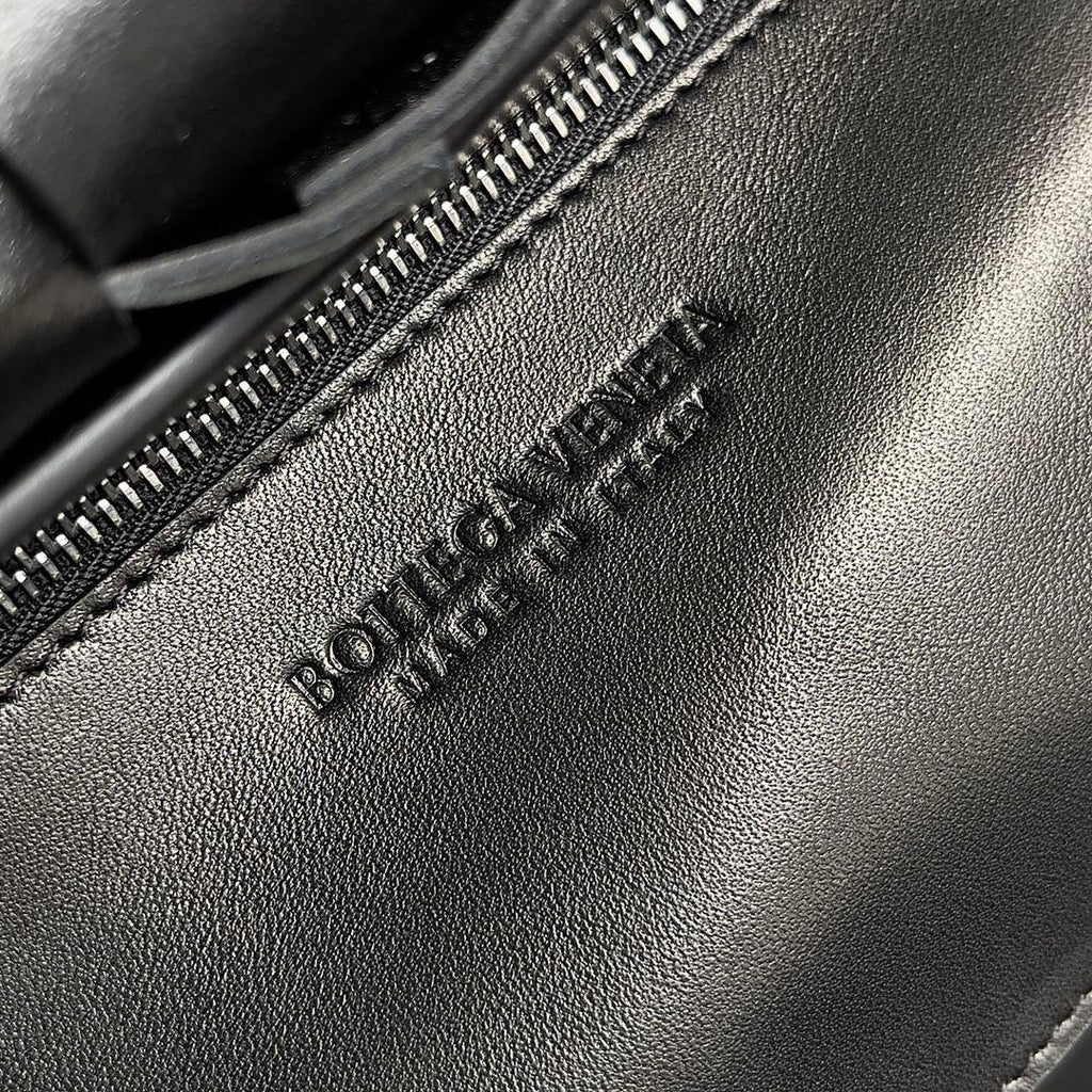 BV Two-In-One Cassette Black 26cm Grey Leather