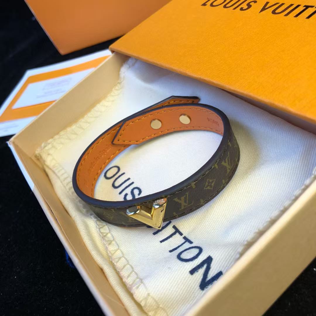 LV Essential V Monogram Canvas