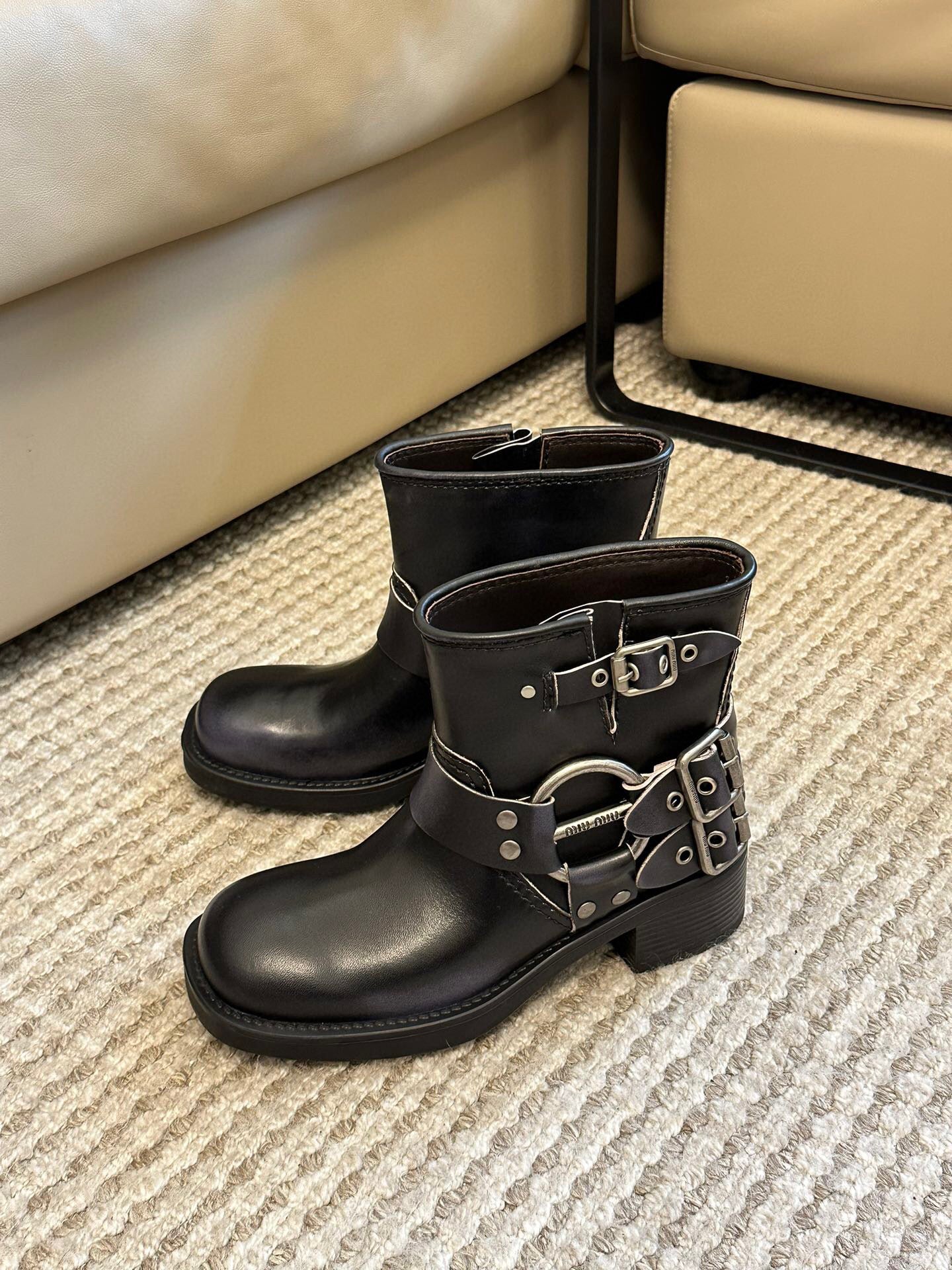 Miu  -Look Black Calfskin Booties