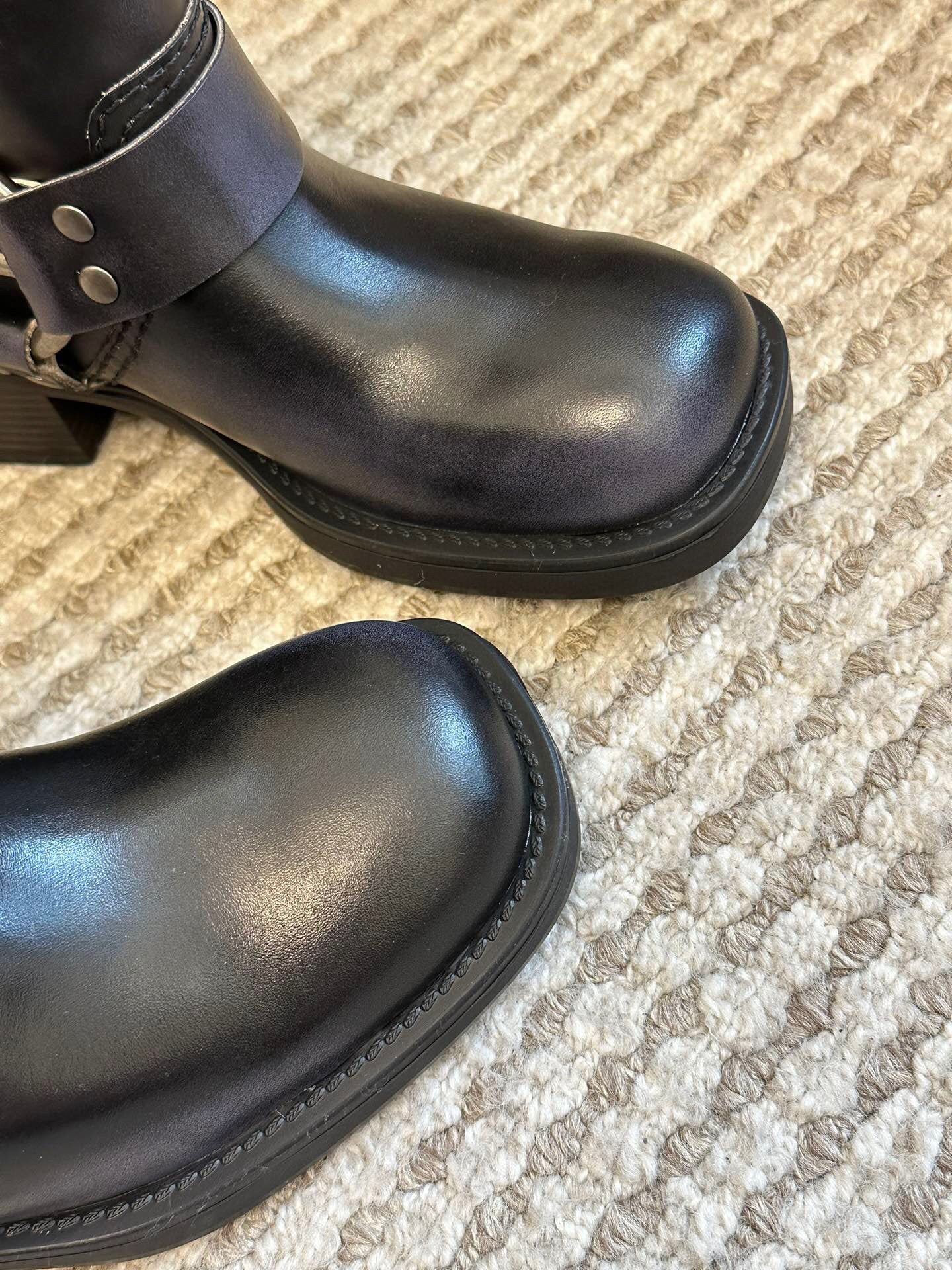 Miu  -Look Black Calfskin Booties