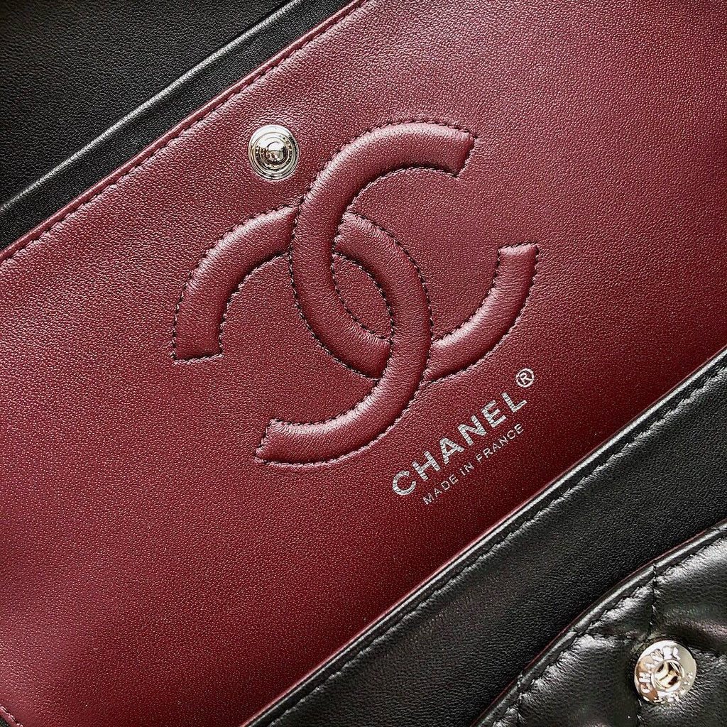 CLASSIC FLAP 25 BLACK LAMBSKIN SILVER HARDWARE