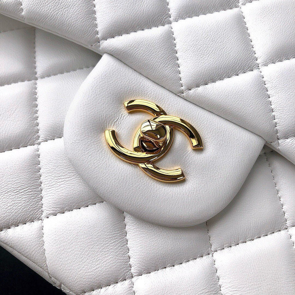 CLASSIC FLAP 30 WHITE LAMBSKIN LIGHT GOLD HARDWARE