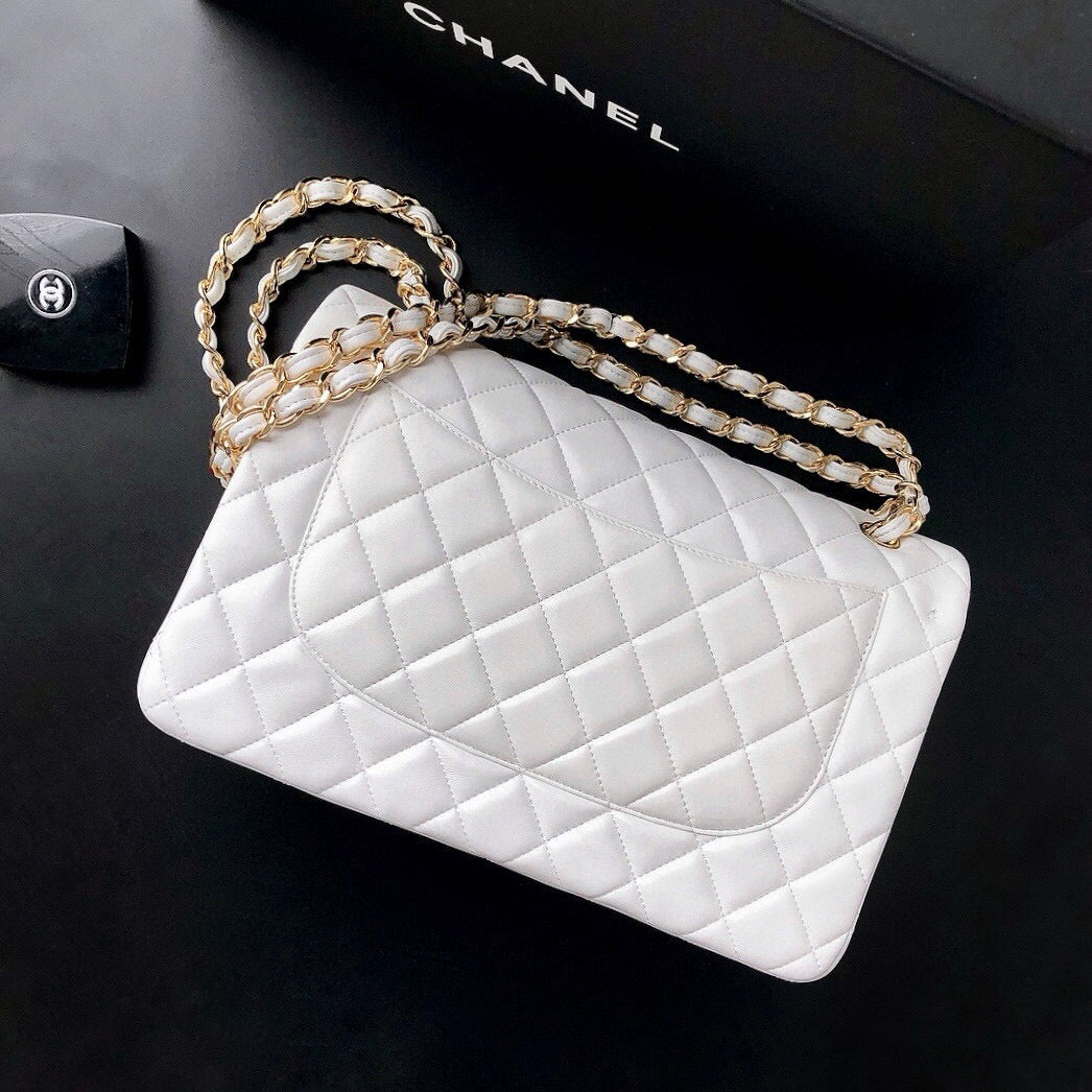 CLASSIC FLAP 30 WHITE LAMBSKIN LIGHT GOLD HARDWARE