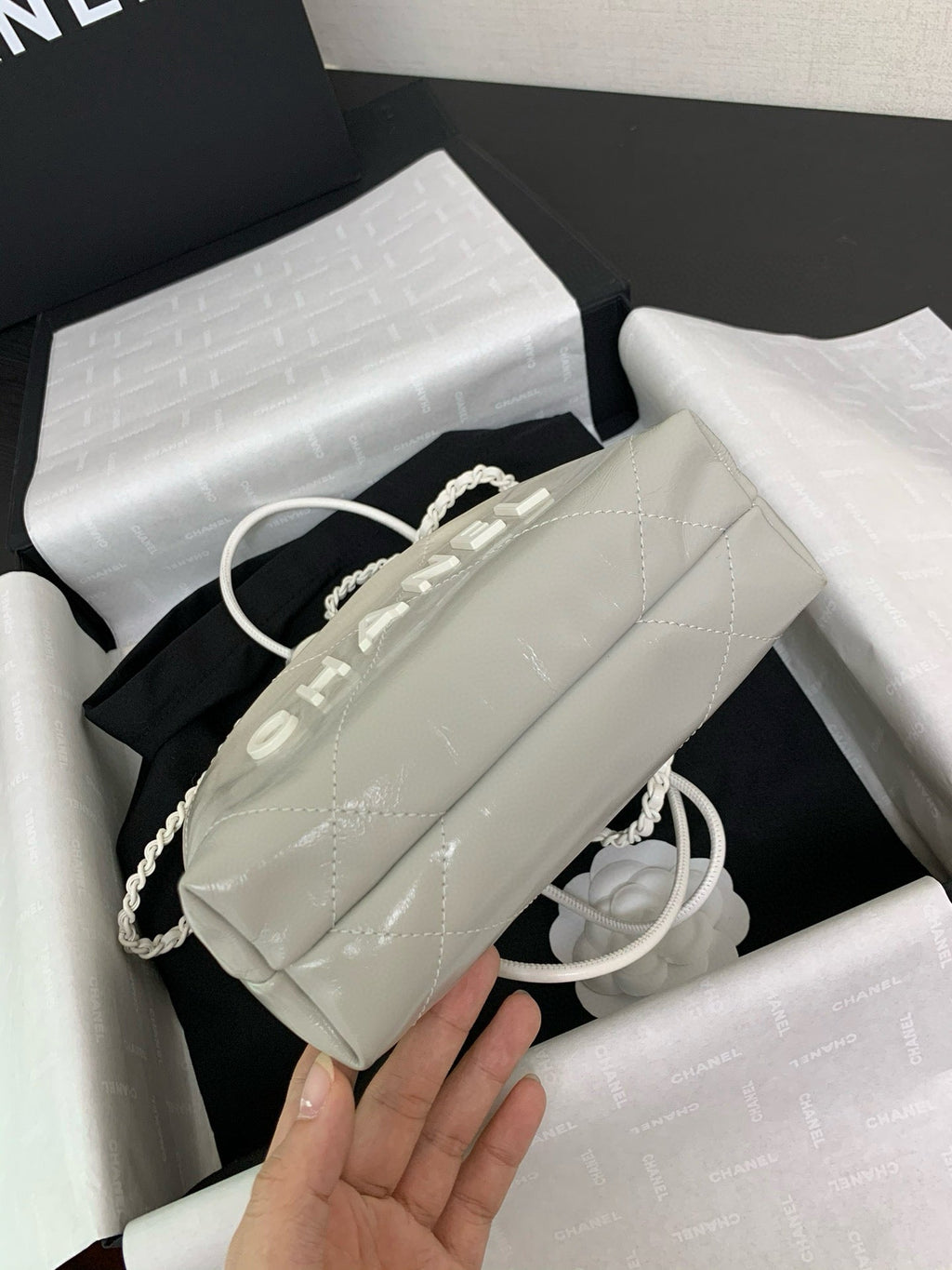 CC 22 ANTIBA HOBO BAG WHITE 23CM LAMBSKIN